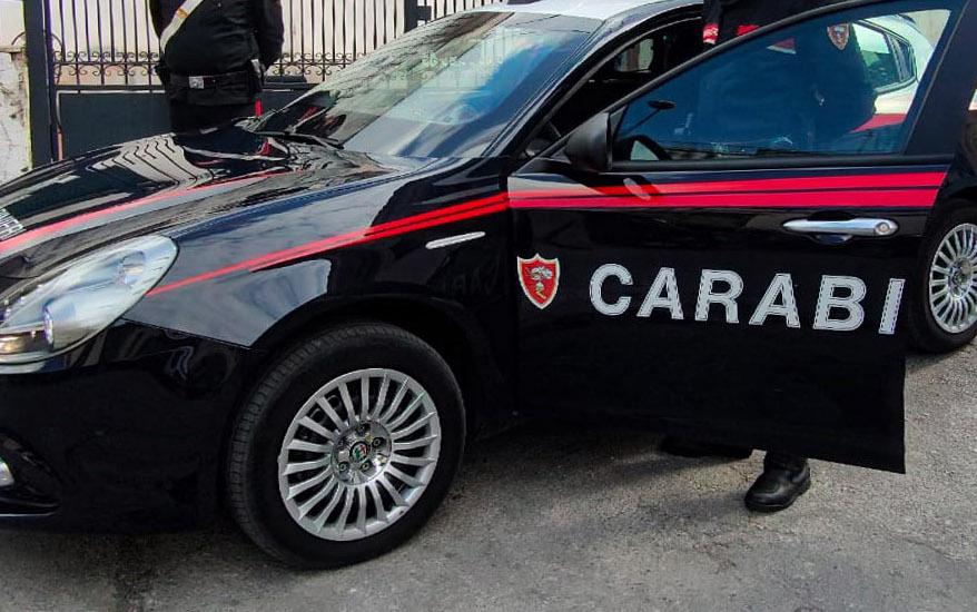 Follonica, presa a martellate nell'androne: 69enne in fin di vita