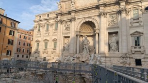 Fontana di Trevi, Gualtieri inaugura passerella: "Biglietto? Valuteremo"