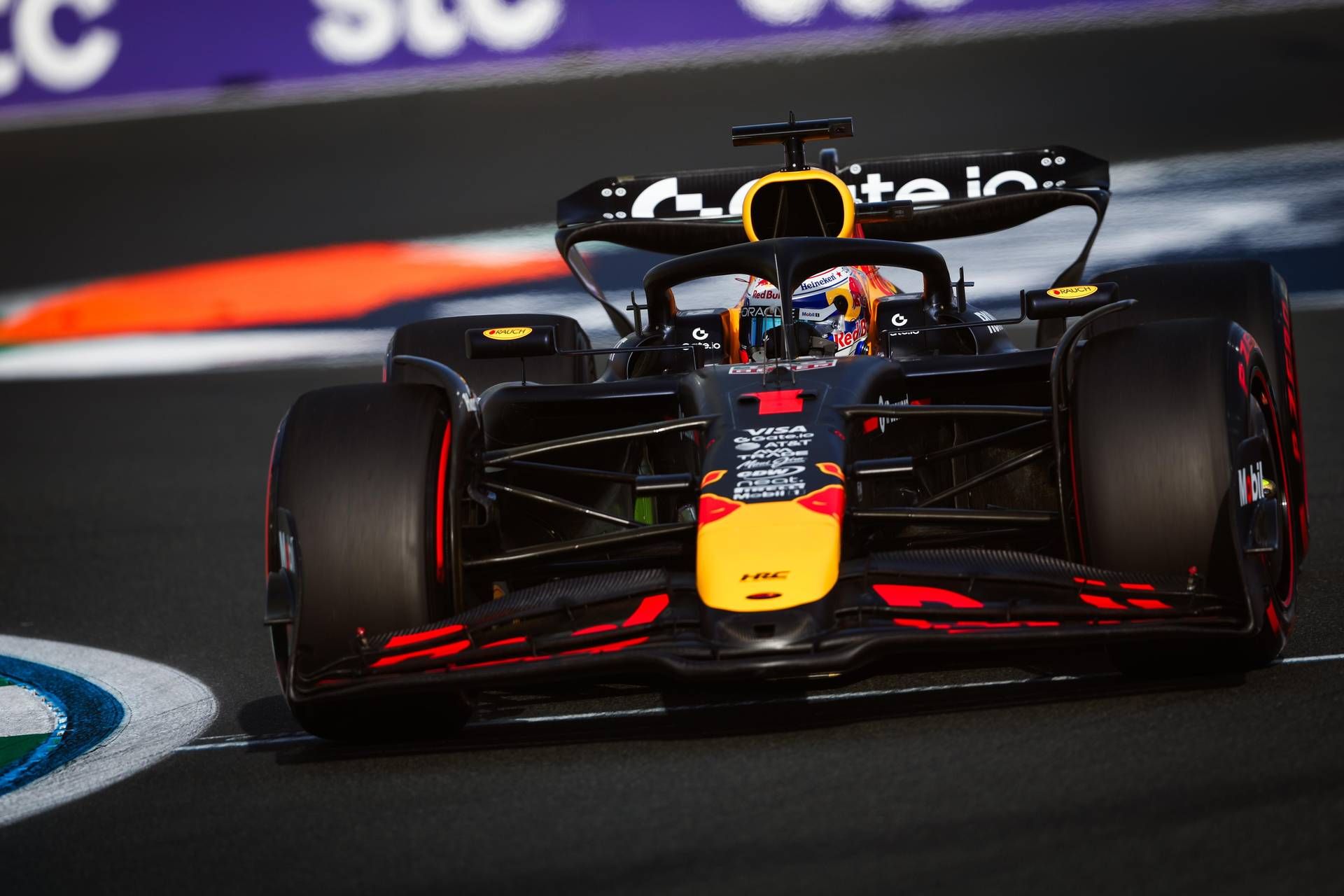 Formula 1, super pole di Verstappen a Gedda, poi Piastri