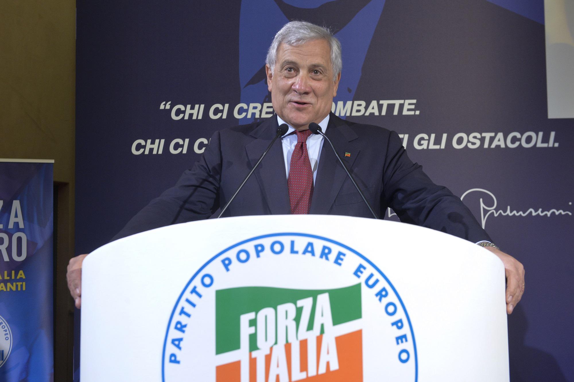 Forza Italia, inizia l'era Tajani: tregua tra le correnti e Fascina assente