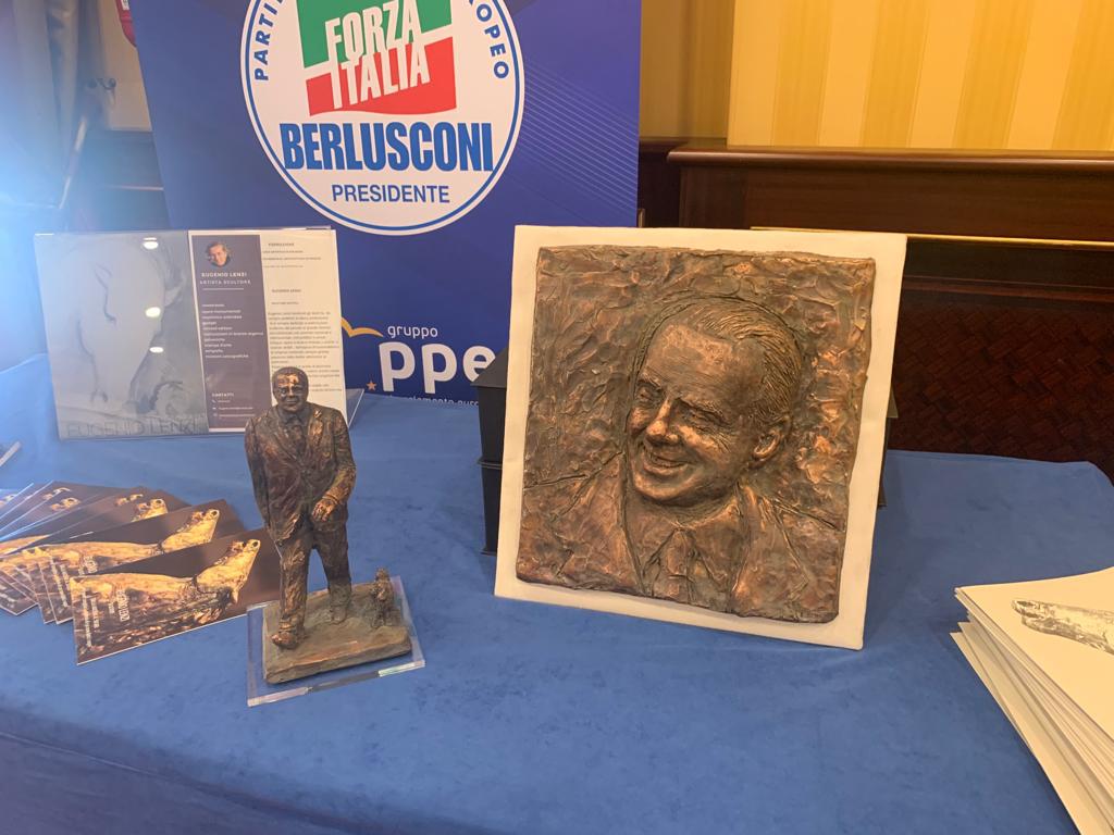 Forza Italia Paestum, per Berlusconi-Day foto e statuine ma niente ologramma