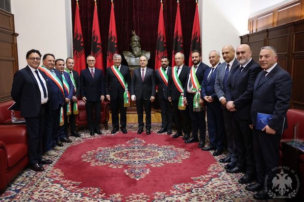 foto-4-_-la-delegazione-arbereshe-ricevuta-dal-presidente-della-repubblica-di-albania