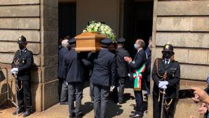 Fracci, milanesi in coda alla Scala per ultimo saluto