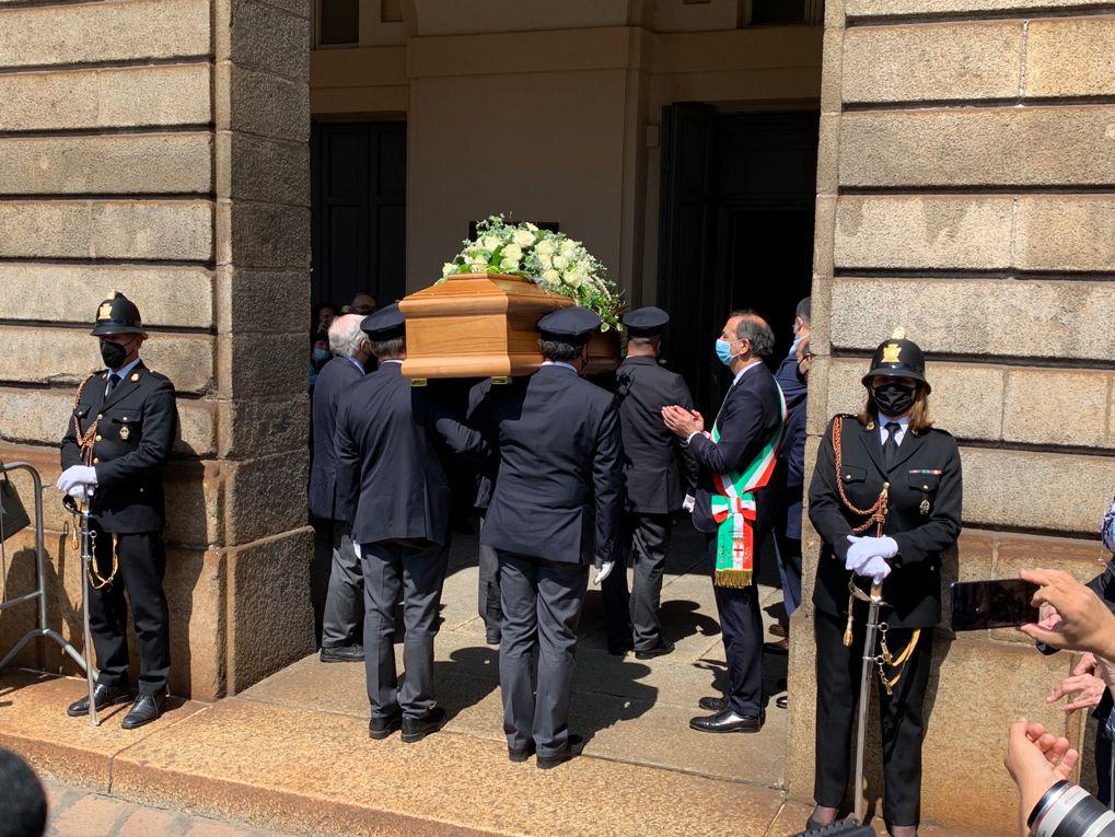 Fracci, milanesi in coda alla Scala per ultimo saluto