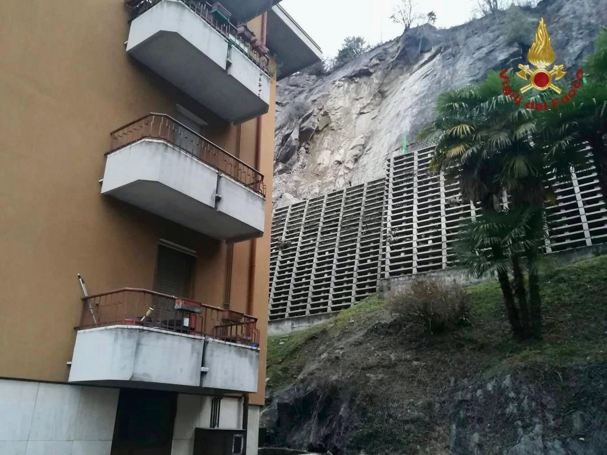 Frana a Luino, massi da costone roccioso: evacuate 11 famiglie