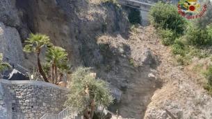 Frana ad Amalfi, crollano terrazzamenti in mare - Video