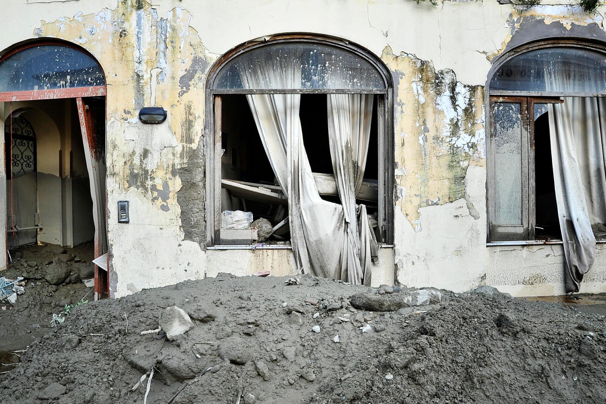 Frana Ischia, ancora senza esito le ricerche dei 4 dispersi