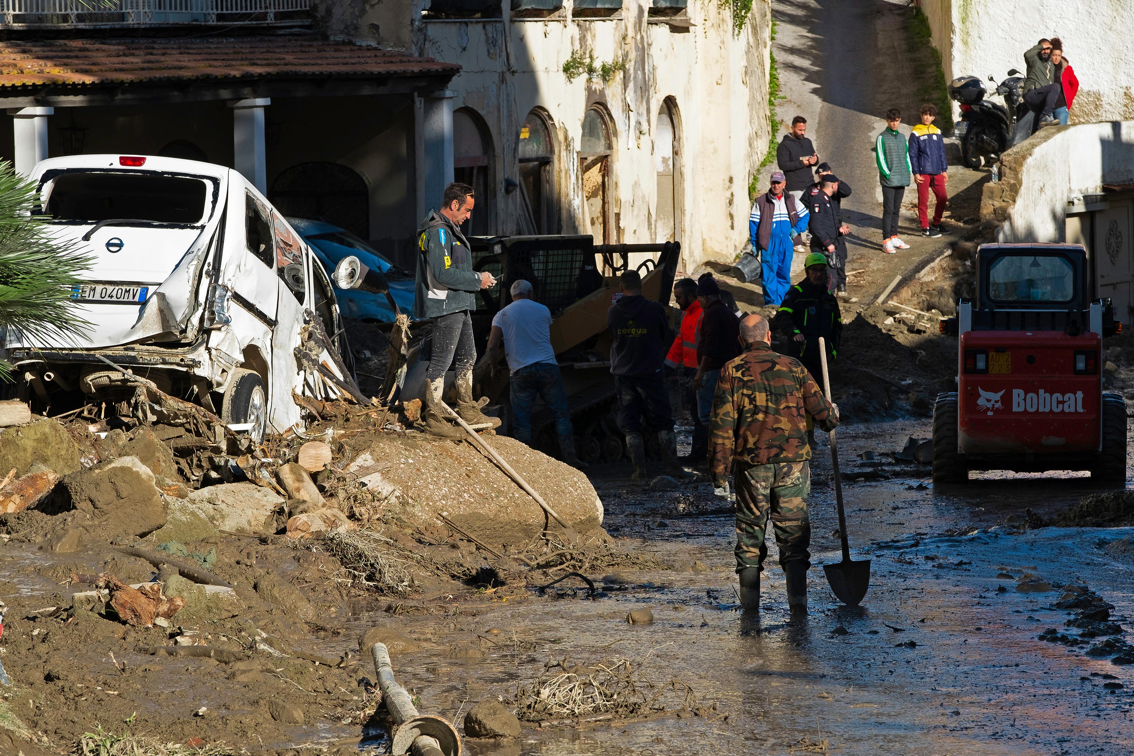 Frana Ischia, incubo maltempo: corsa contro il tempo per cercare i dispersi