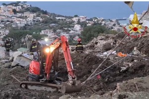 Frana Ischia, le ricerche non si fermano