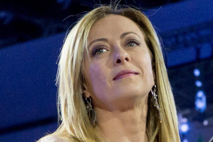Frana Ischia, Meloni posta foto poliziotto soccorritore: "L'Italia vi è grata"