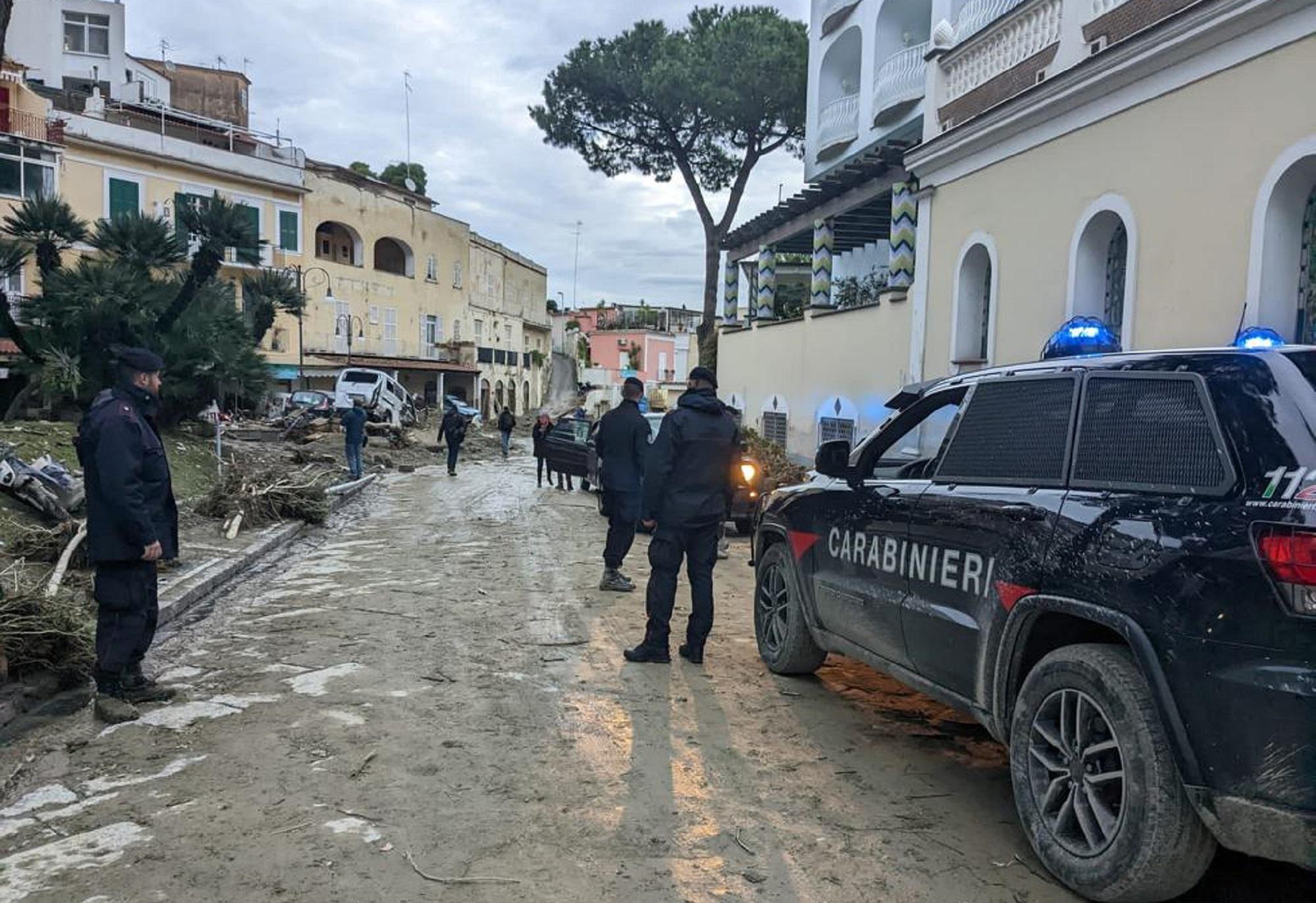 Frana Ischia, oggi i funerali prime due vittime: lutto cittadino in tutta l'isola