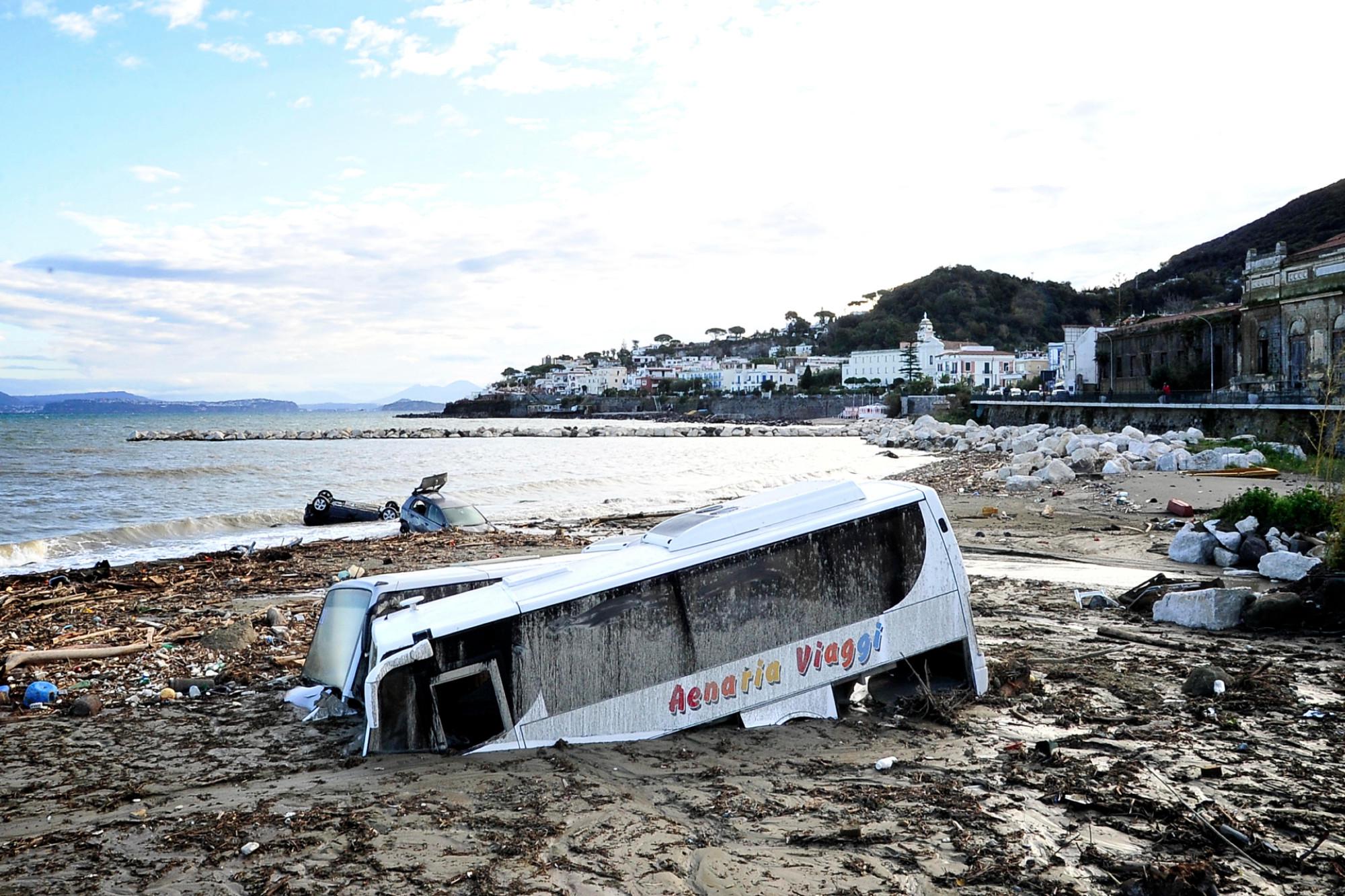 Frana Ischia, "rabbia sul web: quasi 8 su 10 contro condoni"