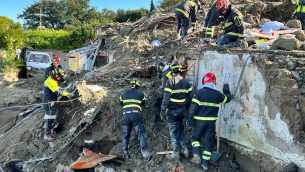 Frana Ischia, si continua a scavare ma divampano le polemiche