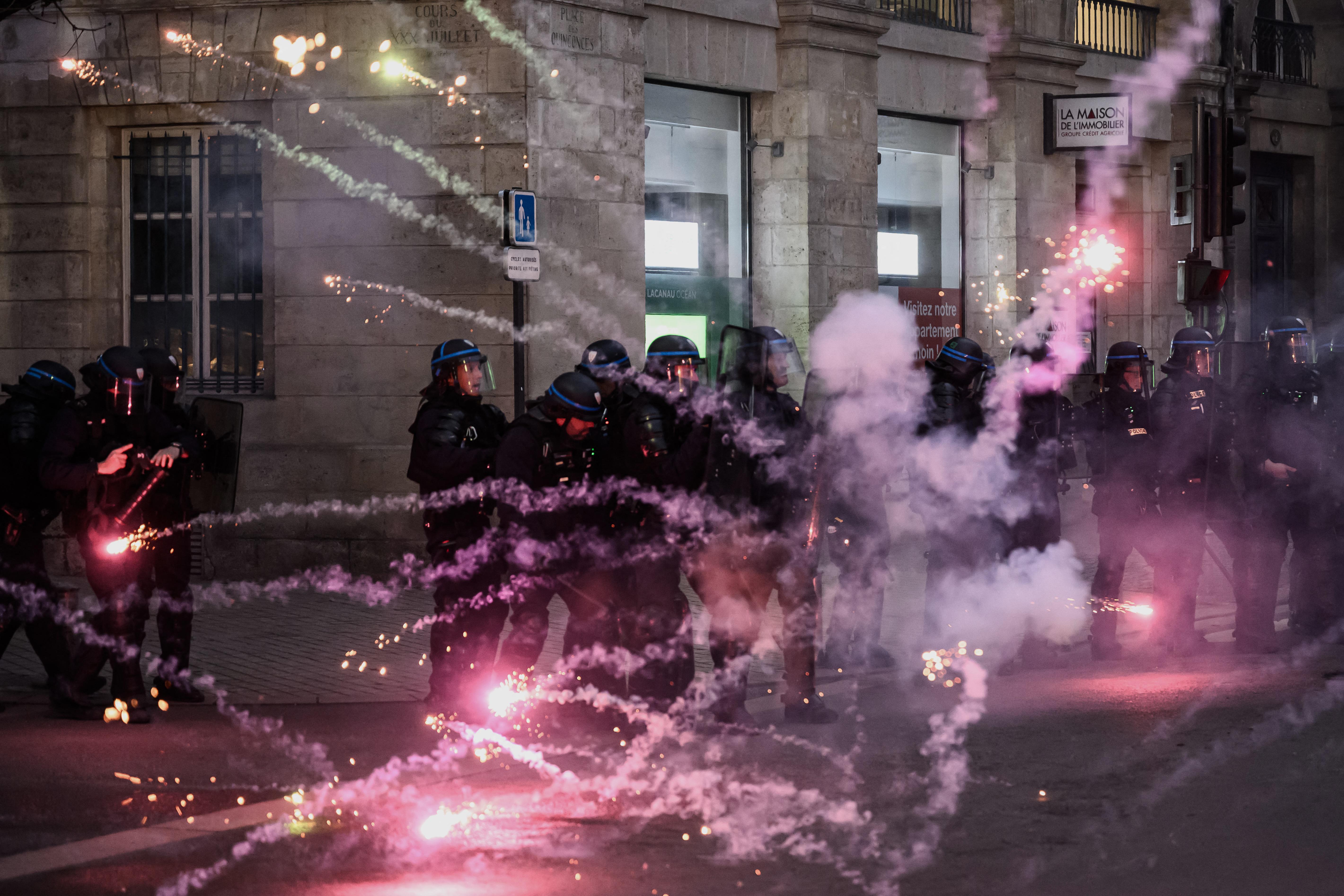 Francia, 240 manifestazioni contro riforma pensioni