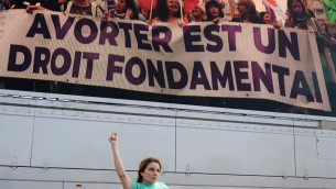 Francia, aborto diventa libertà garantita da Costituzione: primo Paese al mondo