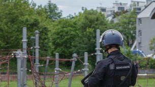 Francia, armato di coltelli si scaglia contro agenti: ucciso