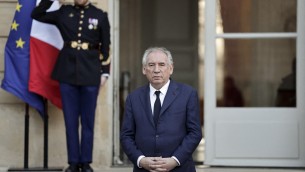 Francia, Bayrou annuncia la nuova squadra di governo: Valls e Borne tra i ministri