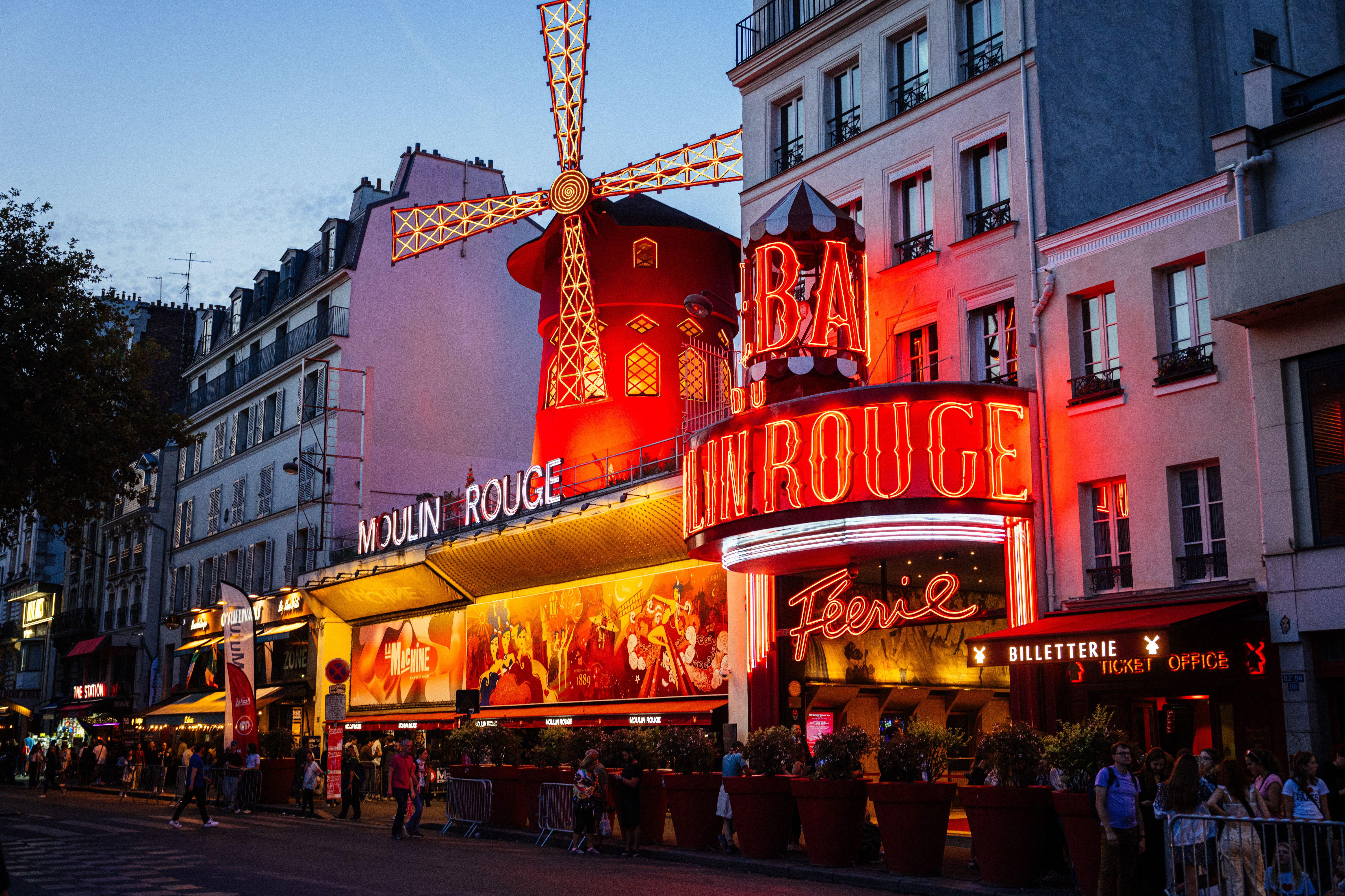 Francia, cadute le pale del Moulin Rouge a Parigi