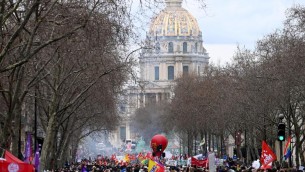 Francia, centinaia di migliaia in piazza contro riforma pensioni: 13 aprile nuova mobilitazione