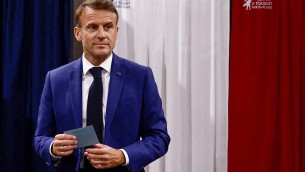 Francia, dal governo di coalizione al tecnico: cosa farà Macron se Barnier cade?