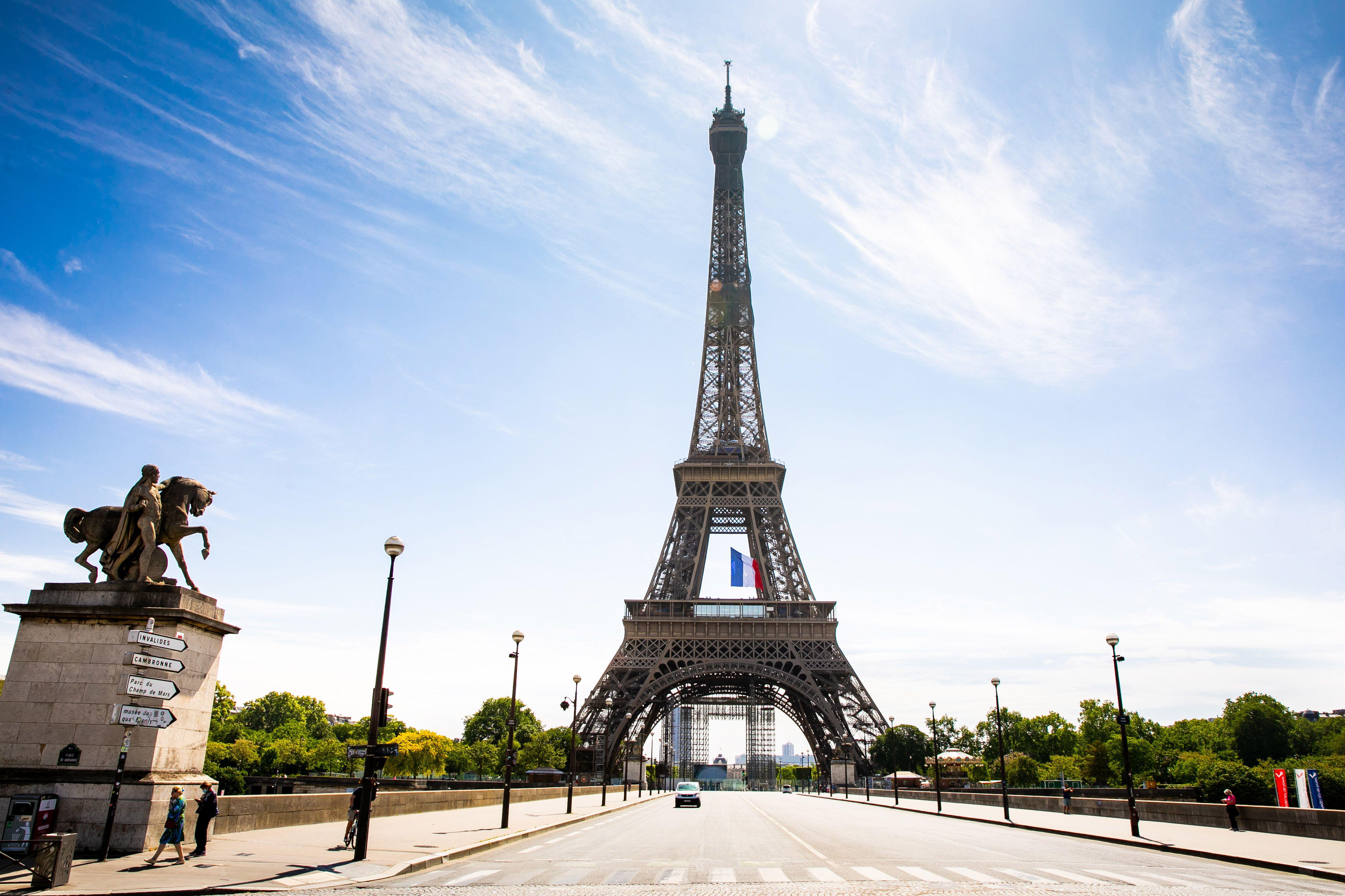 Francia, evacuata Tour Eiffel per allarme bomba