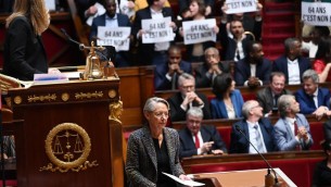 Francia, governo vara riforma pensioni senza voto Parlamento