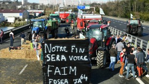 Francia, la rabbia degli agricoltori è il rischio per il governo Attal: si teme effetto Gilet gialli