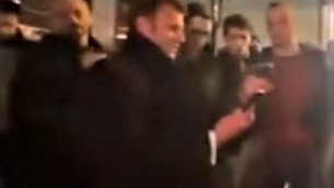 Francia, Macron canta con ragazzi in strada ma è subito polemica - Video