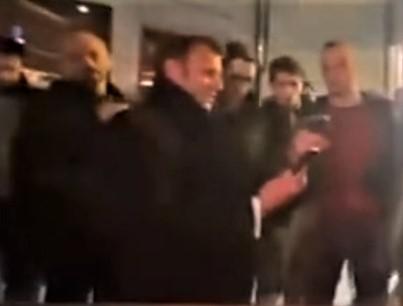 Francia, Macron canta con ragazzi in strada ma è subito polemica - Video