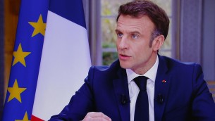 Francia, Macron: "Riforma pensioni non avrei voluto farla ma è necessaria"
