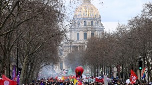 Francia, riforma pensioni: governo Macron affronta due mozioni di sfiducia
