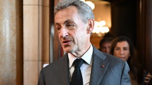 Francia, Sarkozy condannato in appello a 3 anni: uno da scontare in carcere