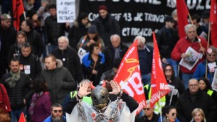 Francia, Senato approva riforma pensioni