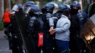 Francia, terza notte di violenze per la morte del 17enne: centinaia di fermi
