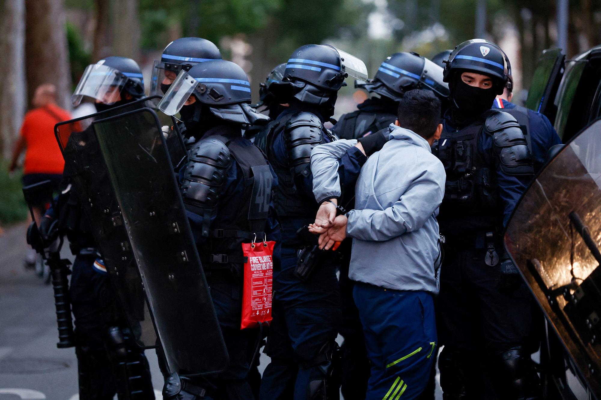 Francia, terza notte di violenze per la morte del 17enne: centinaia di fermi