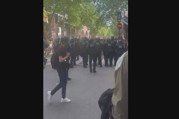 Francia, violenza a corteo 1 maggio: black bloc attaccano partito socialista