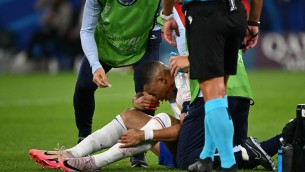 Frattura al naso per Mbappé, dovrà essere operato
