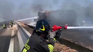 Frontale auto-camion su A10, esplode autocisterna: un morto e 13 intossicati