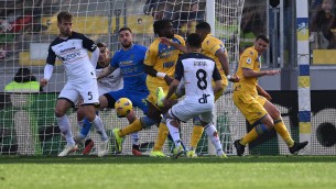 Frosinone-Lecce 1-1, gol di Cheddira e rigore di Krstovic