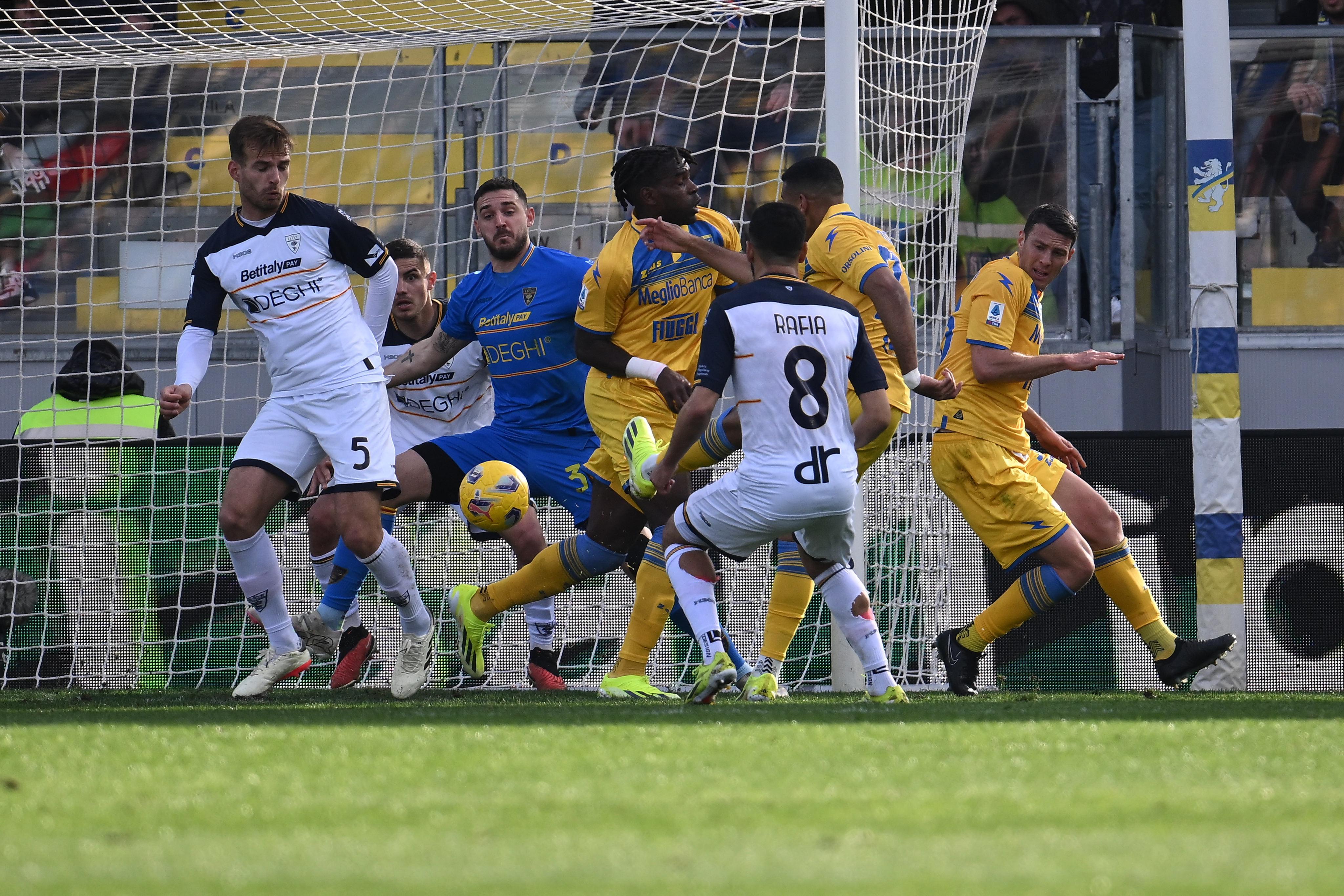 Frosinone-Lecce 1-1, gol di Cheddira e rigore di Krstovic