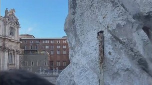 Fumata bianca, eletto il nuovo Papa: le campane e la festa a San Pietro - Video
