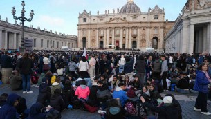 Funerali Papa Francesco, già migliaia a San Pietro per l'addio - Diretta
