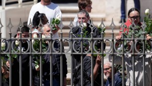 Funerali papa Francesco, il feretro accolto dagli 'ultimi': "Ci ha aperto le porte della Chiesa"