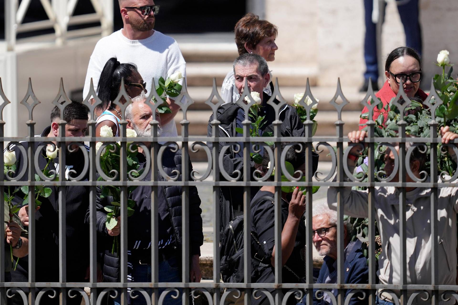 Funerali papa Francesco, il feretro accolto dagli 'ultimi': "Ci ha aperto le porte della Chiesa"