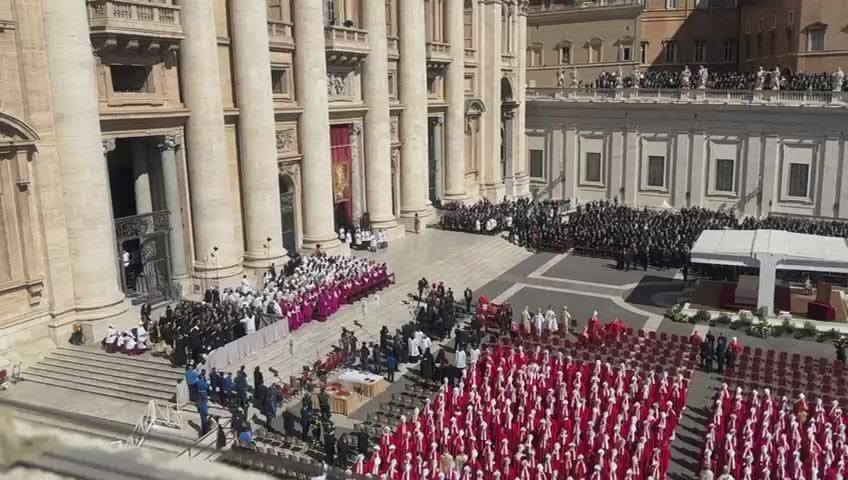 Funerali Papa Francesco, il feretro portato a spalla dai sediari sul sagrato - Video