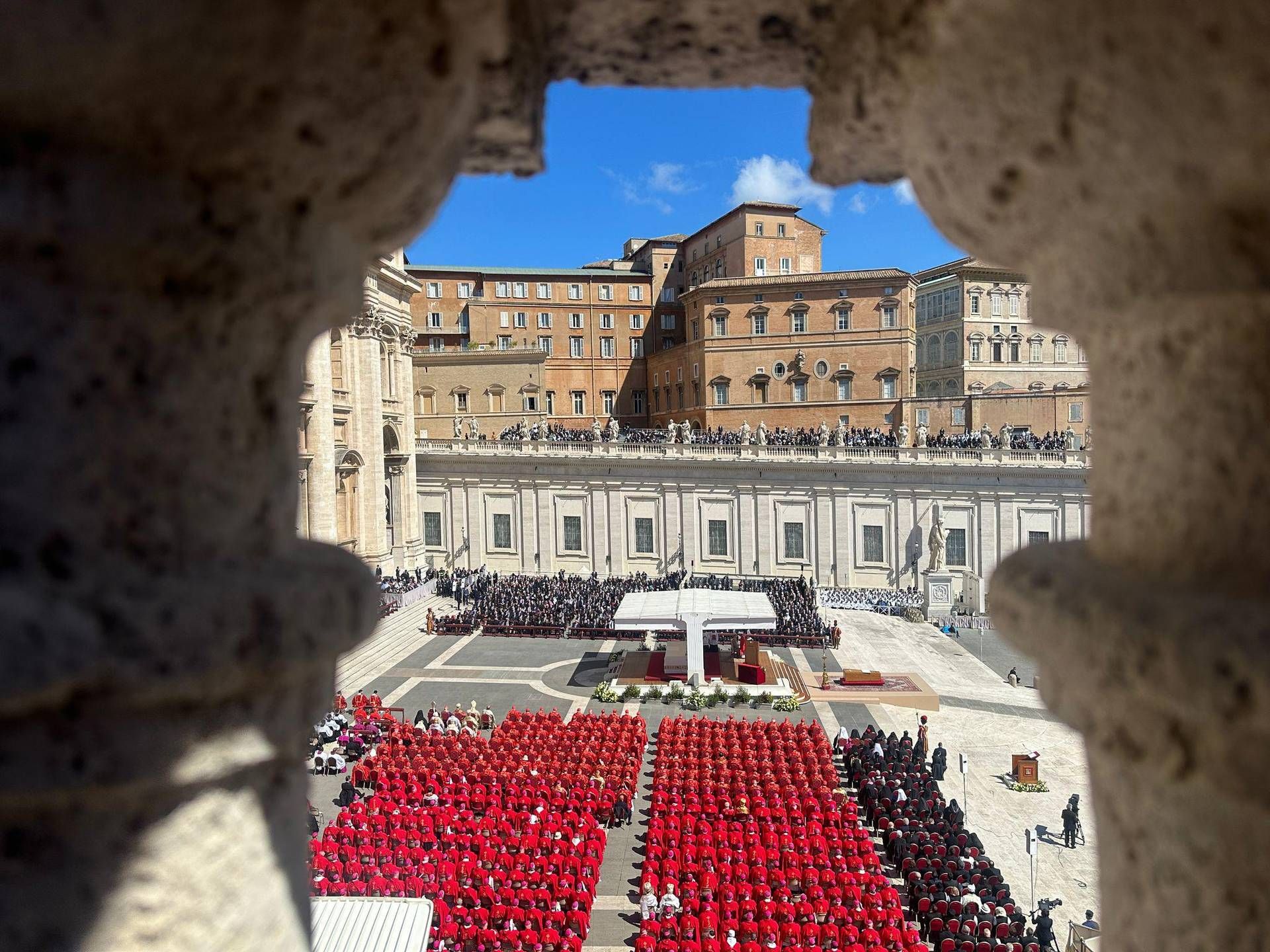 Funerali Papa Francesco, l'omelia: "Si è speso per gli ultimi e per la pace, ora preghi per noi"