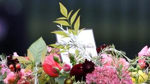 Funerali Regina Elisabetta, il biglietto di Carlo III sulla bara: cosa c'è scritto