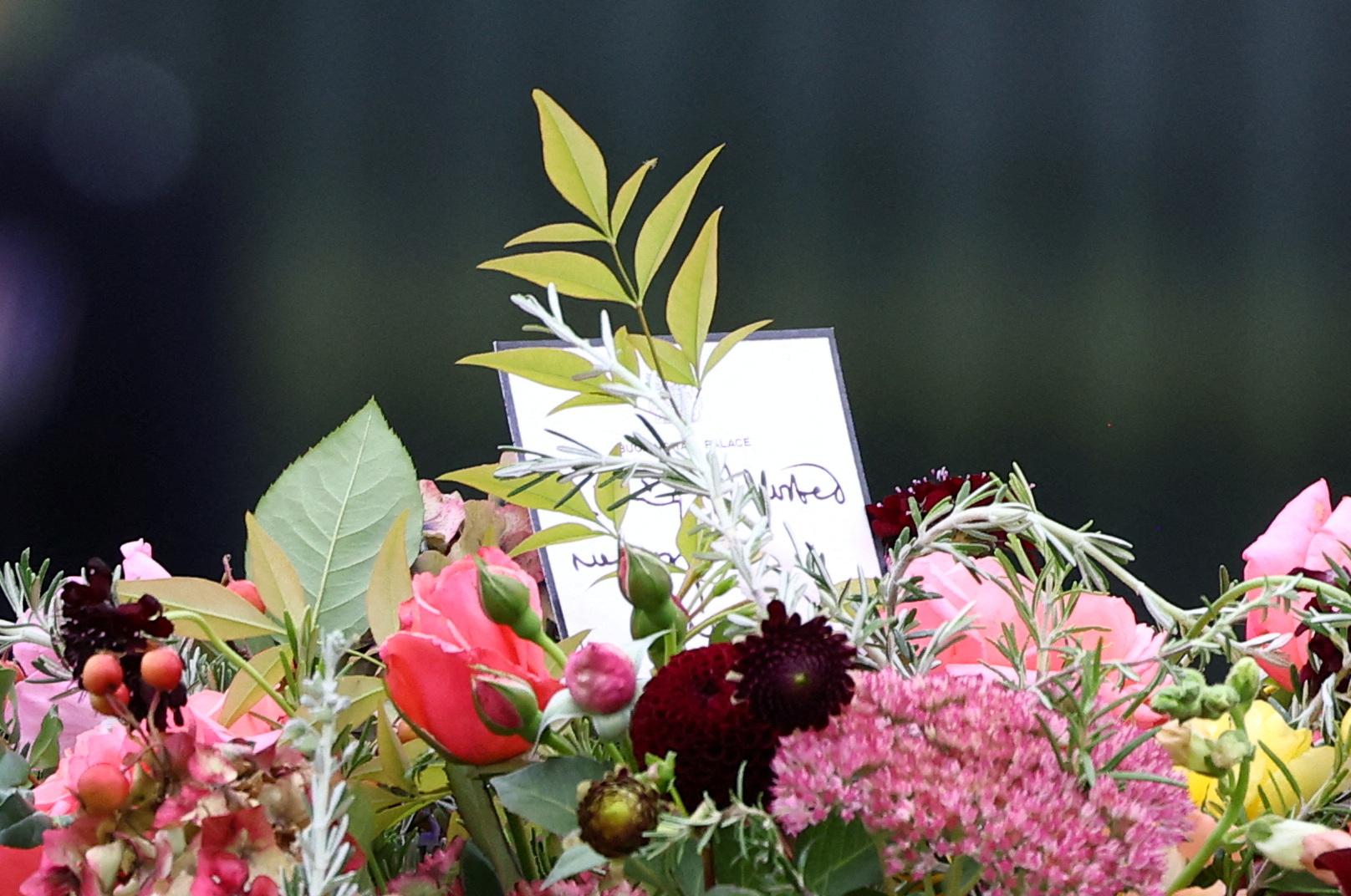 Funerali Regina Elisabetta, il biglietto di Carlo III sulla bara: cosa c'è scritto