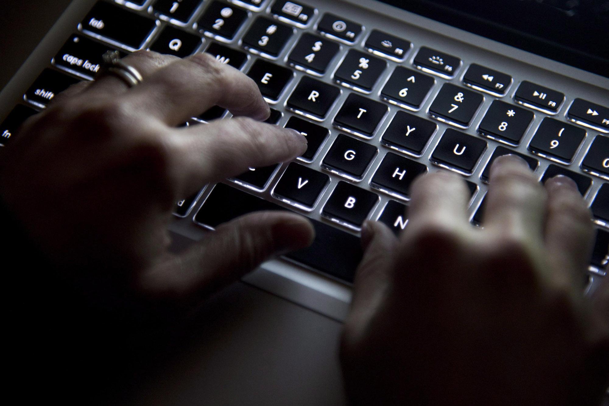 Furto banche dati, silenzi e qualche ammissione: prime crepe nel gruppo