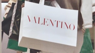 Furto nella boutique Valentino a Roma, rubate borse per 140mila euro